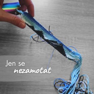 Při výrobě náramku je důležité nezamotat se do bavlnek. 😄 Jak se vám líbí nový motiv s horami? ⛰ #naramkypratelstvi #hory...